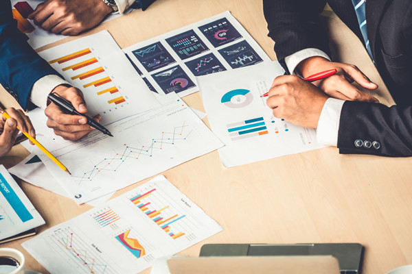 幫助企業(yè)應(yīng)對(duì)變革挑戰(zhàn)，實(shí)現(xiàn)組織轉(zhuǎn)型與優(yōu)化