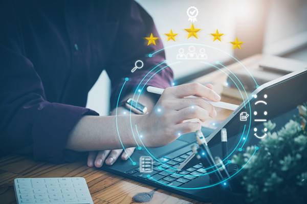 如何根據(jù)行業(yè)和市場(chǎng)狀況進(jìn)行薪酬調(diào)整？