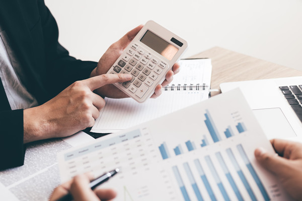 預(yù)算控制：嚴格控制預(yù)算，降低成本