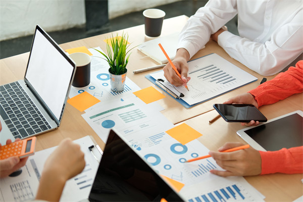 薪酬調(diào)整機(jī)制：定期調(diào)整，保持競(jìng)爭(zhēng)力