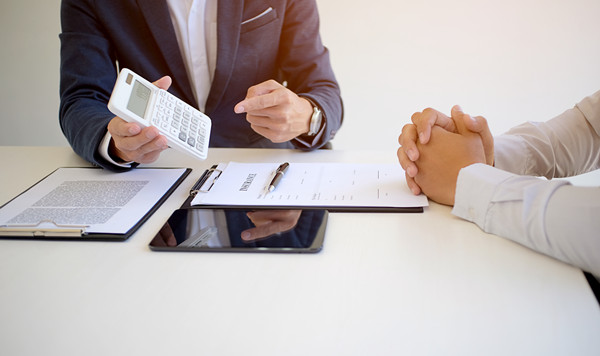 績(jī)效管理中，如何有效溝通反饋以促進(jìn)員工成長(zhǎng)？