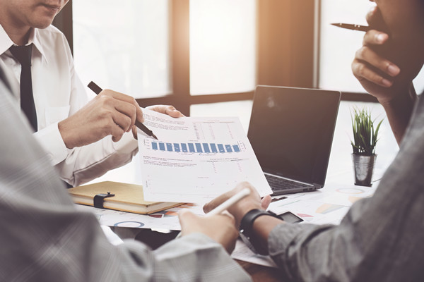 年度經(jīng)營計劃中如何平衡短期收益與長期戰(zhàn)略投資？