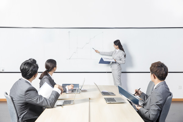 員工績效不佳時，應(yīng)采取哪些策略進行干預(yù)與提升？