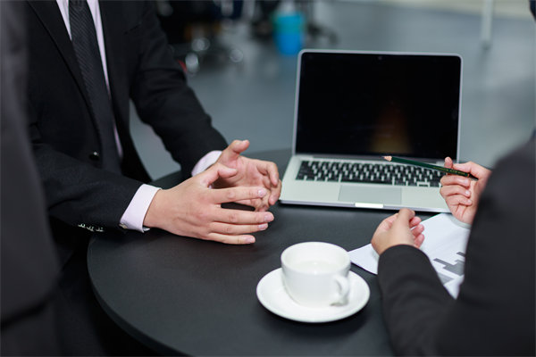 如何實(shí)施360度績(jī)效評(píng)估，確保反饋全面且客觀？