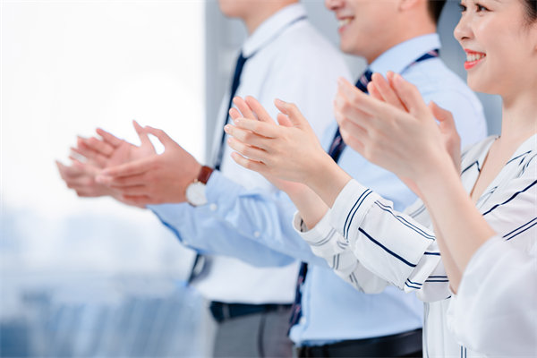 組織變革中，如何管理員工情緒與阻力，確保平穩(wěn)過渡？