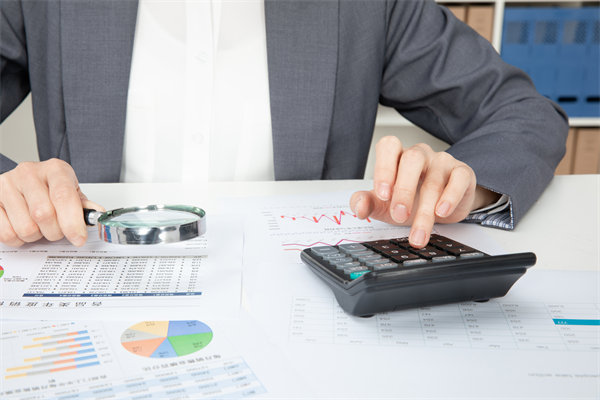 預(yù)算執(zhí)行中，如何實(shí)時(shí)跟蹤進(jìn)度并識(shí)別潛在偏差？