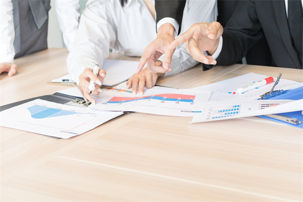 年度經(jīng)營計劃中的員工培訓(xùn)與發(fā)展計劃如何設(shè)計？