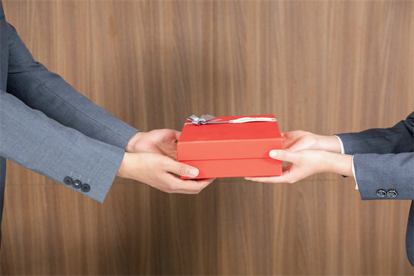 市場(chǎng)競(jìng)爭(zhēng)激烈，如何制定薪酬策略以吸引并留住人才？