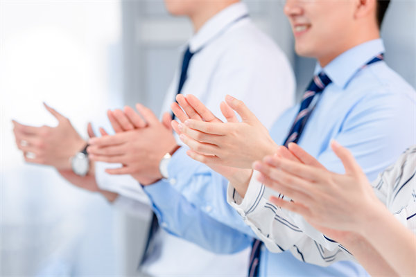 面對人才流失問題，企業(yè)應(yīng)如何改進(jìn)人力資源策略？