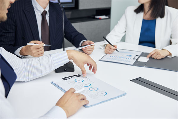 在組織變革中，如何確保員工順利過渡并減少負(fù)面影響？