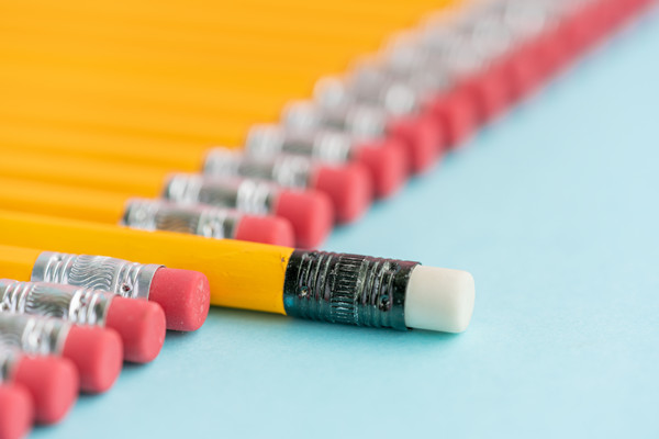 在多元化市場環(huán)境下，品牌如何保持一致性并突出特色？