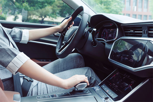 女子工資4600每天花近百元通勤上班，人力資源怎么看？