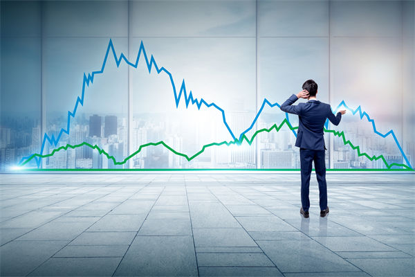 員工績效不佳，是應該立即解雇還是給予改進機會？