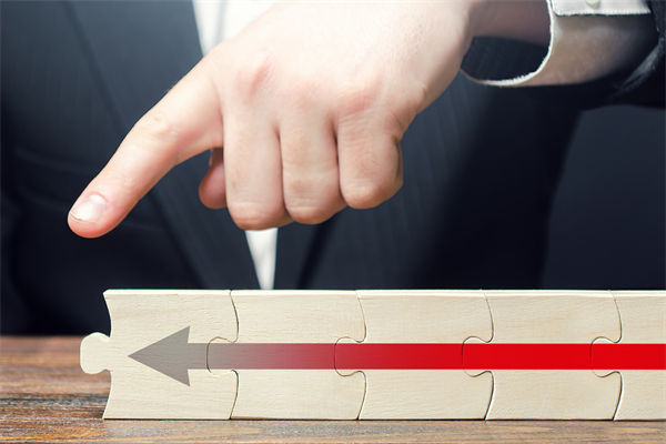 戰(zhàn)略執(zhí)行層層衰減，集團管控如何確保目標精準落地？