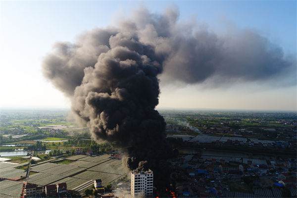 山東化工廠爆炸后樓房僅?？蚣埽瑢χ圃鞓I(yè)有何啟示？
