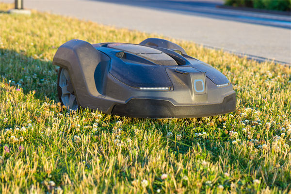 國產(chǎn)割草機(jī)器人走俏海外，企業(yè)數(shù)字化有何啟示？