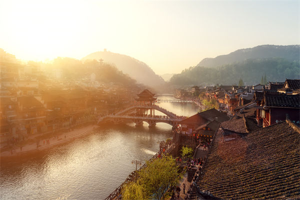 戰(zhàn)略規(guī)劃分析：村民不滿古鎮(zhèn)收門票，指引游客逃票